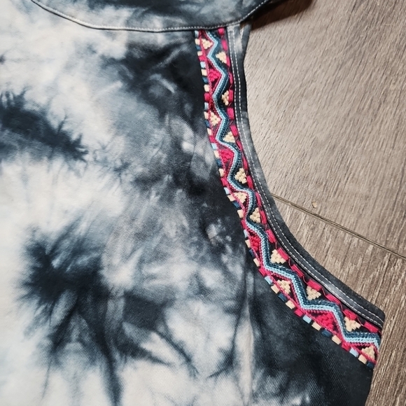 Torrid Embroidered Black White Tie-Dye High Neck Tank Top Women’s Size 00 M L 10 - Picture 2 of 5